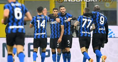 Para pemain Inter Milan merayakan gol.